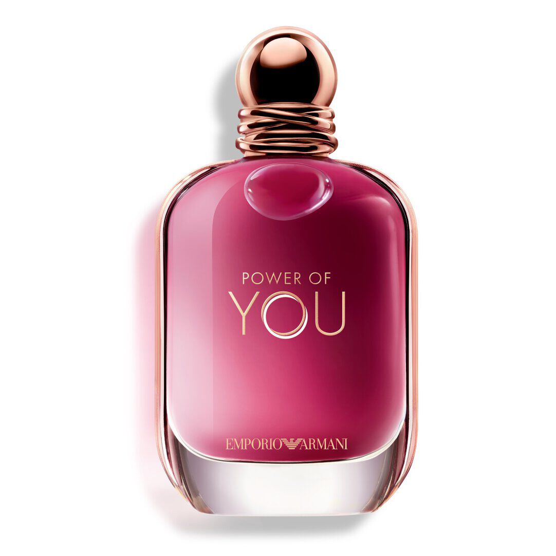 ARMANI POWER OF YOU parfumflesje, met een stralende robijnrode vloeistof en een strak ontwerp met gouden accenten.