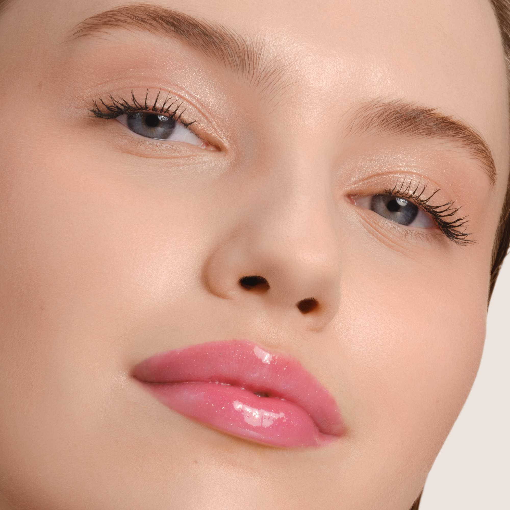 Armani Prisma Flash lippenstiftapplicatie, waarmee de stralende afwerking en elegante verpakking van het product worden benadrukt