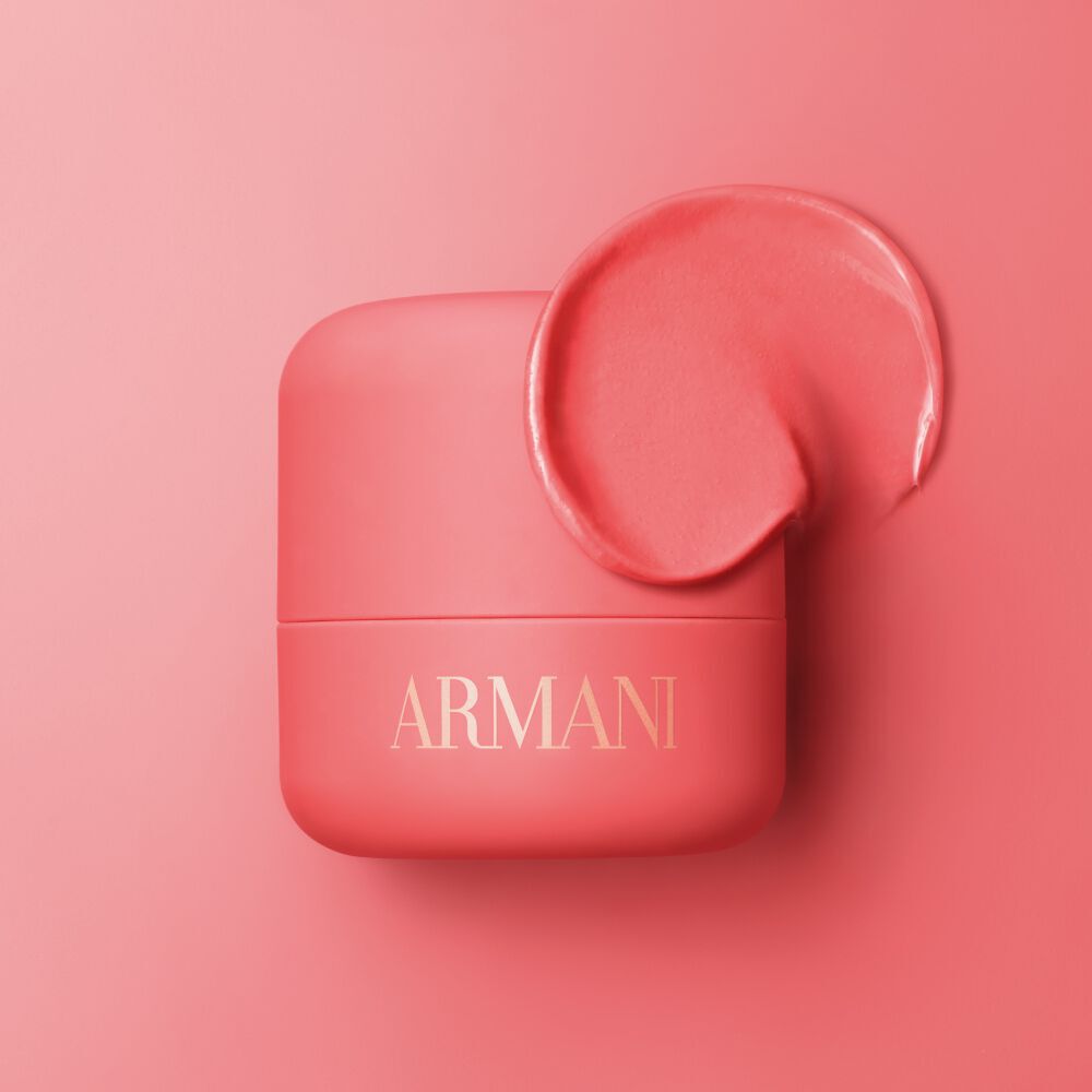 Roze ARMANI Beauty dolci blush wangtint textuur op een roze achtergrond
