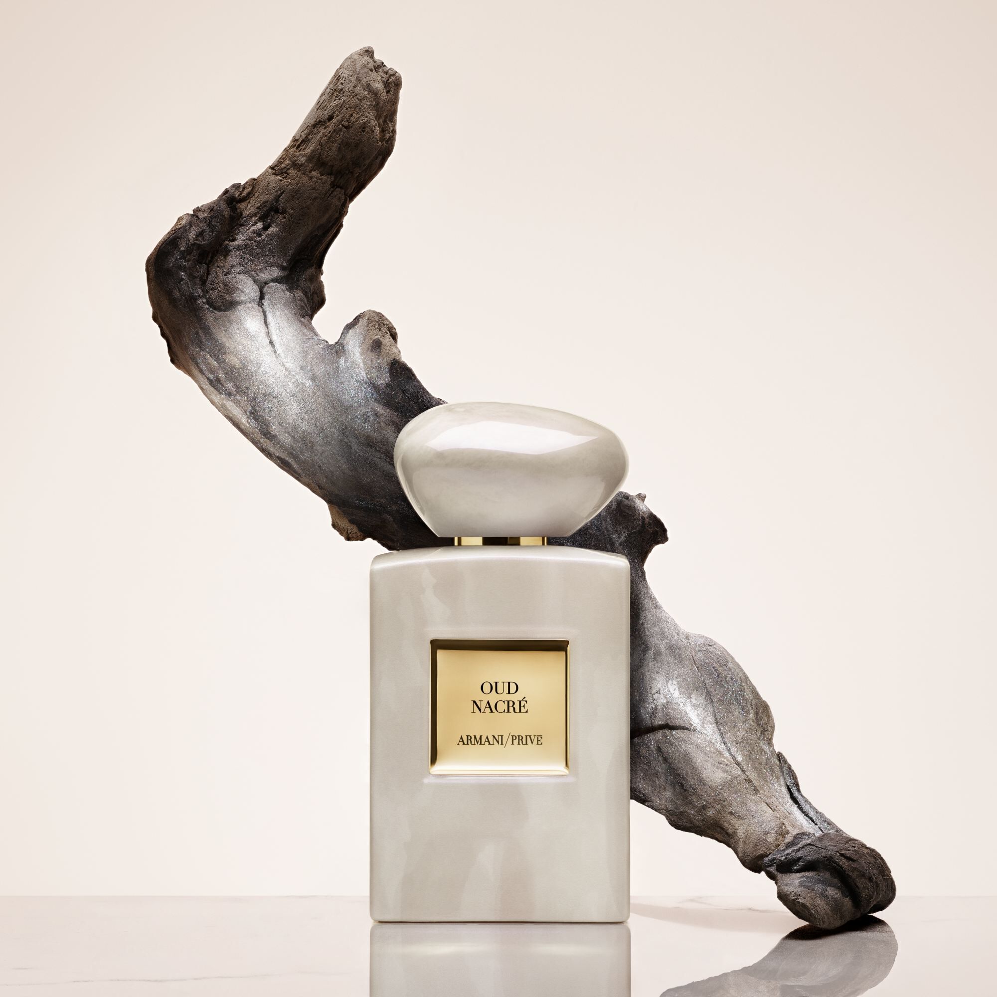 Armani Prive Oud Nacre parfumfles met vloeiende Oud achterin