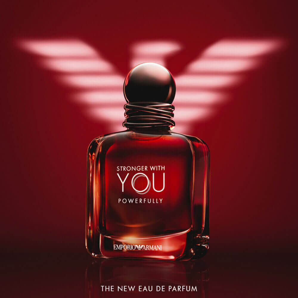 Armani Stronger With You Geeft krachtig verlichte vleugels, wat kracht symboliseert.