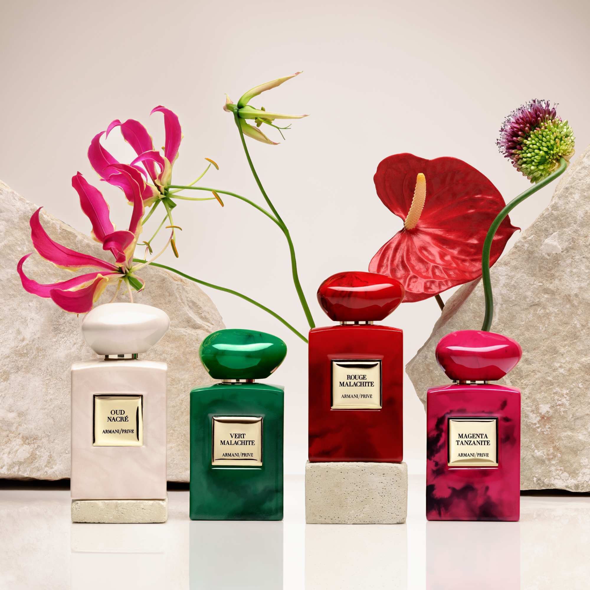 Armani/Prive Les Terres Precieuses collectie: familie van parfumflessen met levendige bloemen, die de diverse en luxueuze kunst van de lijn vieren.
