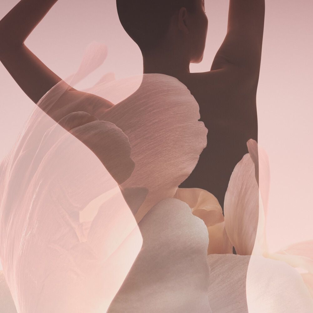 Armani/Prive Pivoine Suzhou: gelaagde vrouwelijke silhouet, die de moderne elegantie en etherische schoonheid van de geur uitdrukt.