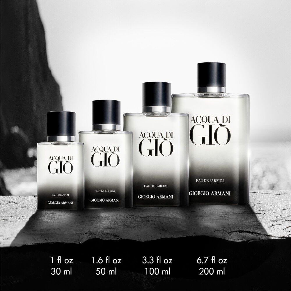 Maatoverzicht Giorgio Armani Acqua di Gio Eau de Parfum: flacons samen getoond op een gestructureerd oppervlak.