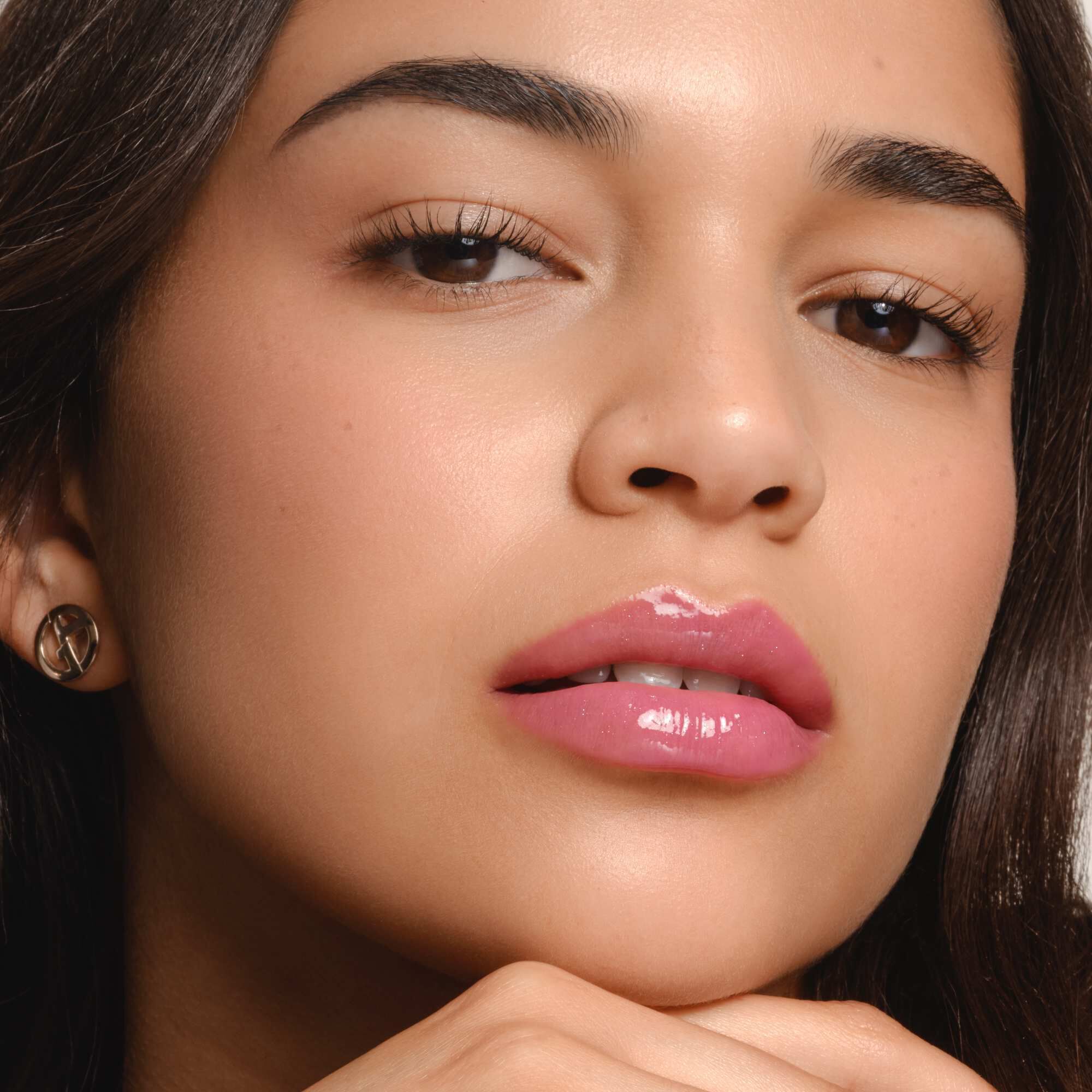 Armani Prisma Flash lippenstiftapplicatie, waarmee de stralende afwerking en elegante verpakking van het product worden benadrukt
