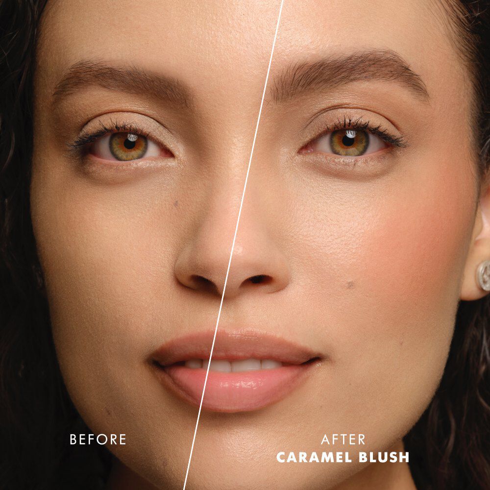 Model brengt ARMANI Beauty Dolci Blush roze wangtint aan op de lippen