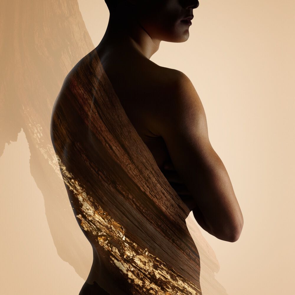 Armani/Prive Oud Royal: een elegant mannelijk silhouet met gouden accenten, dat de verfijnde sensualiteit en moderne luxe van de geur belichaamt.