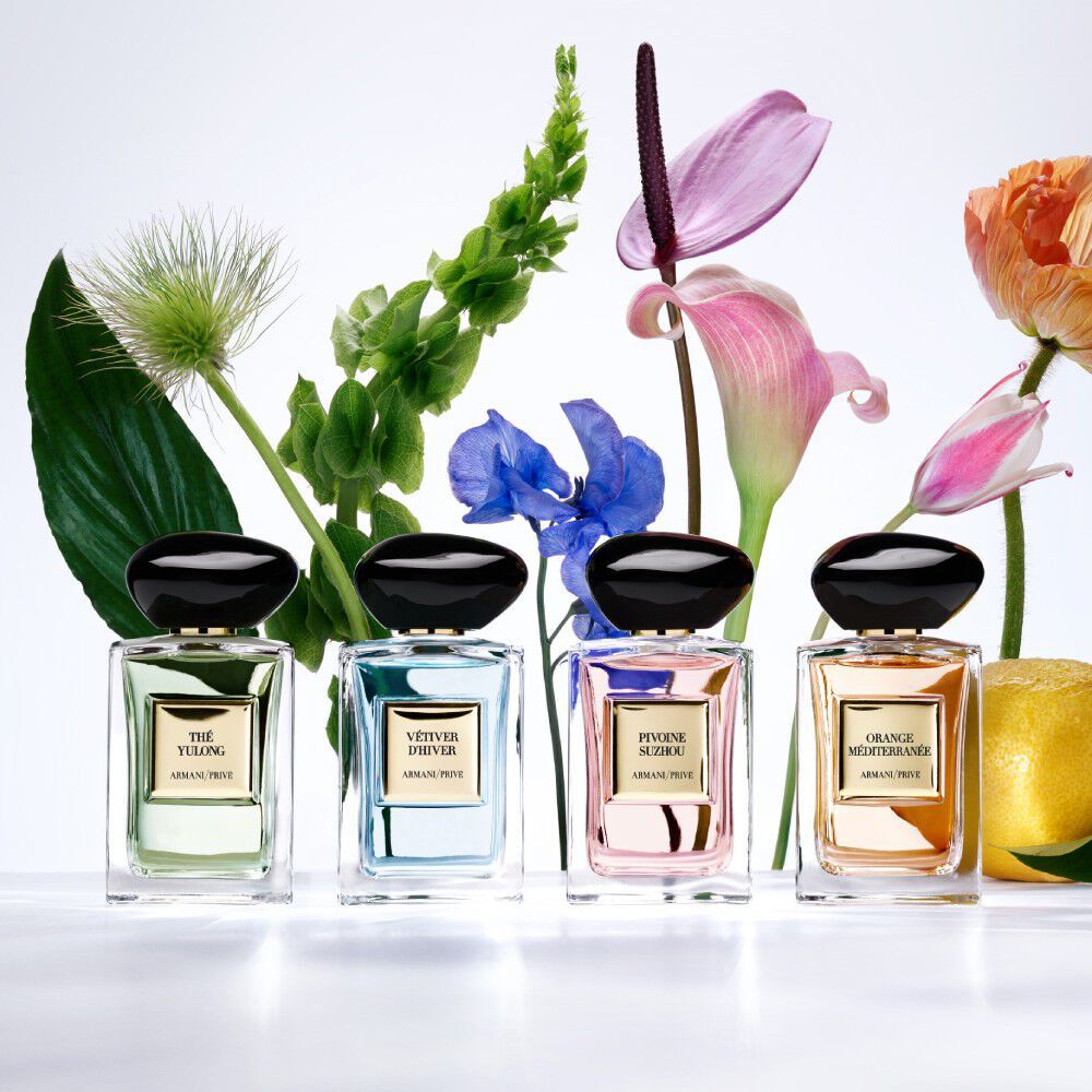 Armani/Prive Les Eaux-collectie: familie van parfumflesjes met botanische accenten, die de verfijnde diversiteit van de lijn laten zien.
