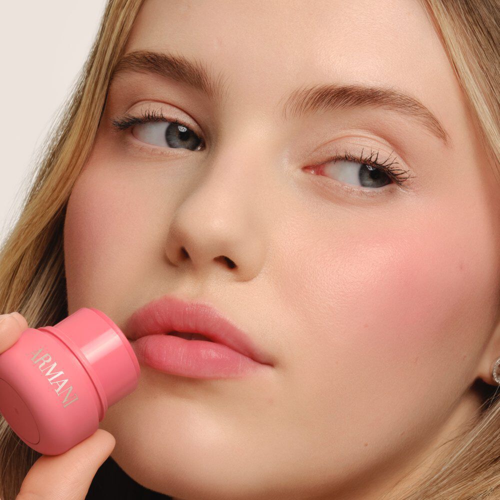Model brengt ARMANI Beauty Dolci Blush roze wangtint aan op de lippen
