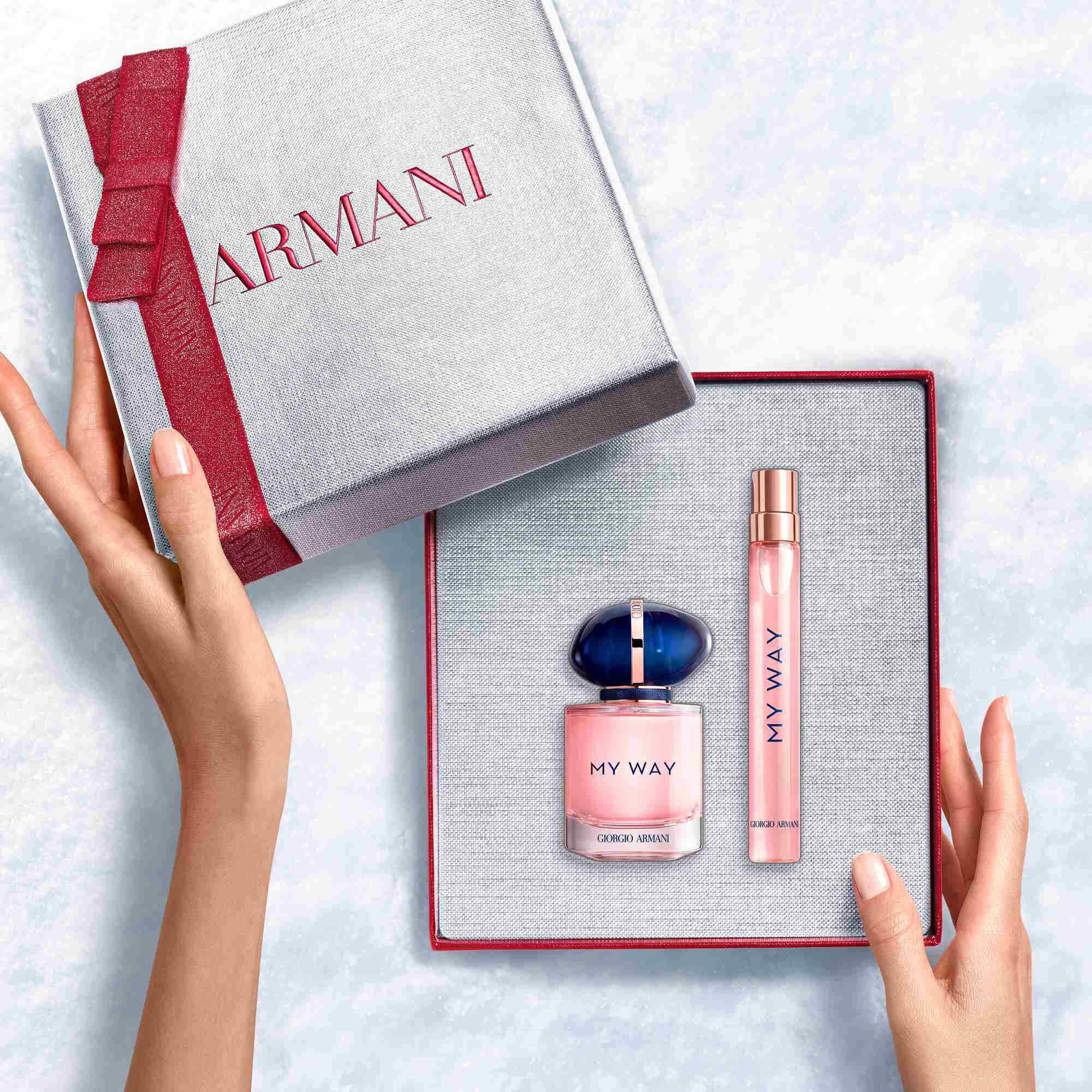 Hands onthulden een witte Armani cadeaubox met robijnlint met My Way Eau de Parfum 30ml en 10ml — een verfijnde bloemengeurset voor vrouwen.