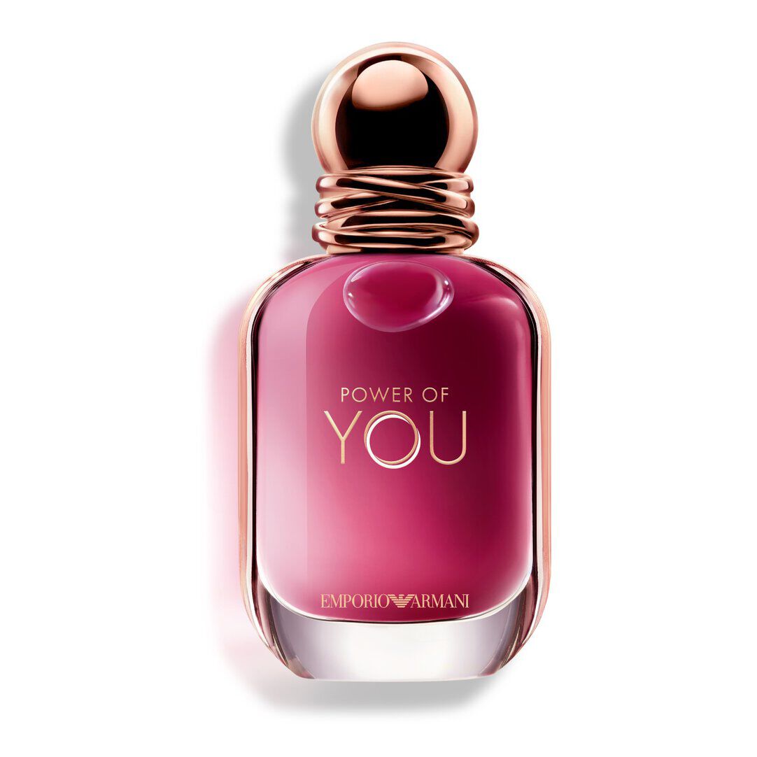 ARMANI POWER OF YOU parfumflesje, met een stralende robijnrode vloeistof en een strak ontwerp met gouden accenten.