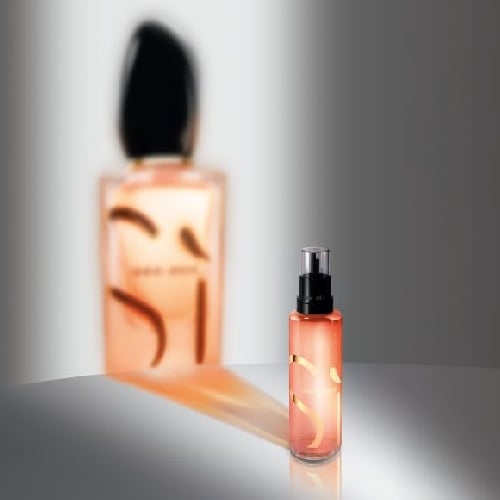 Giorgio Armani Si geurset met een grote fles en een kleine verstuiver op een lichte achtergrond.