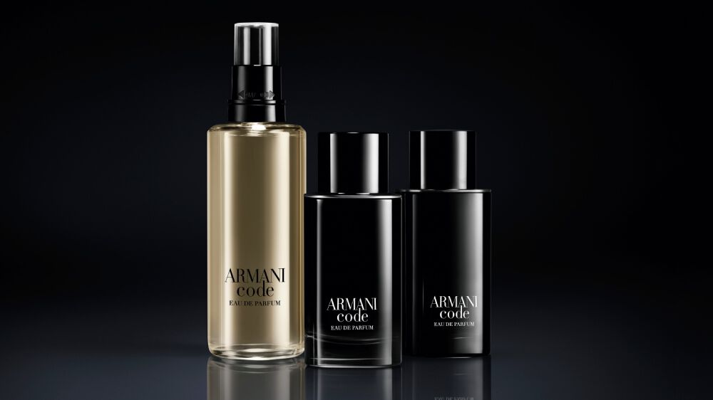 Drie flessen van Armani Code parfum op een donkere achtergrond, met een elegante en luxe uitstraling.