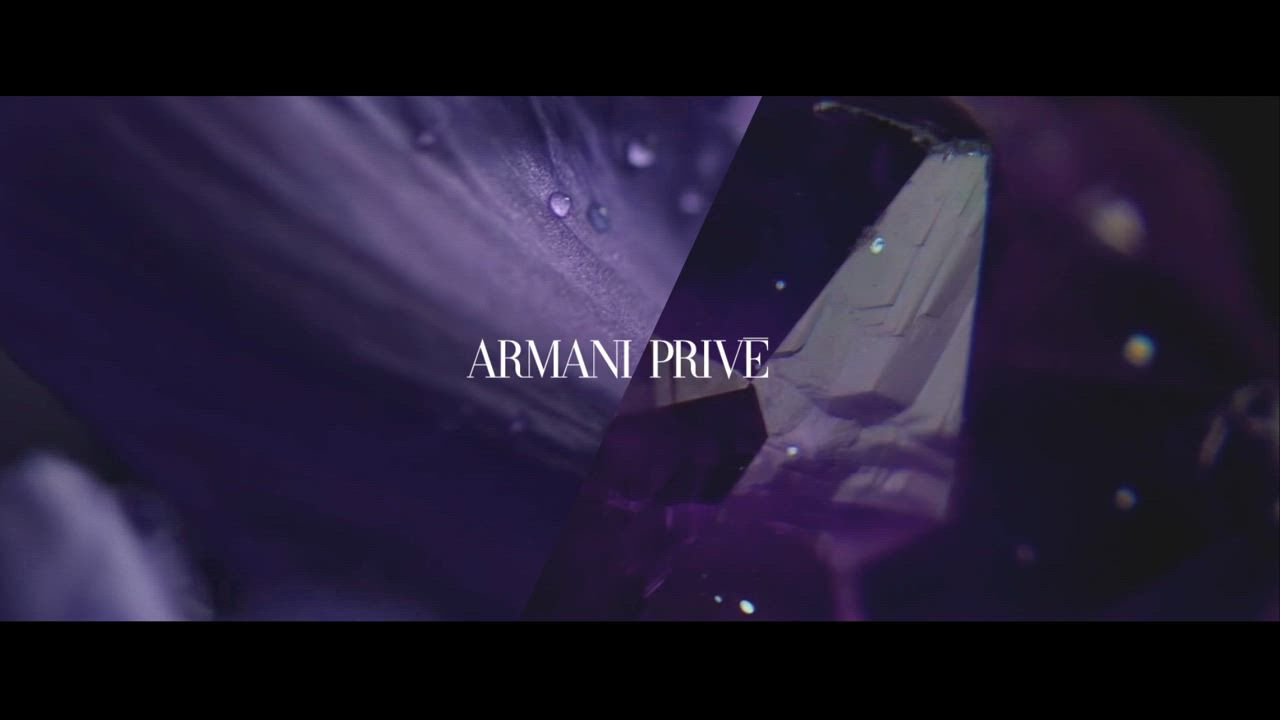 Abstracte paarse achtergrond met de tekst 'ARMANI PRIVÉ' in het midden. Elegant en luxe uitstraling.