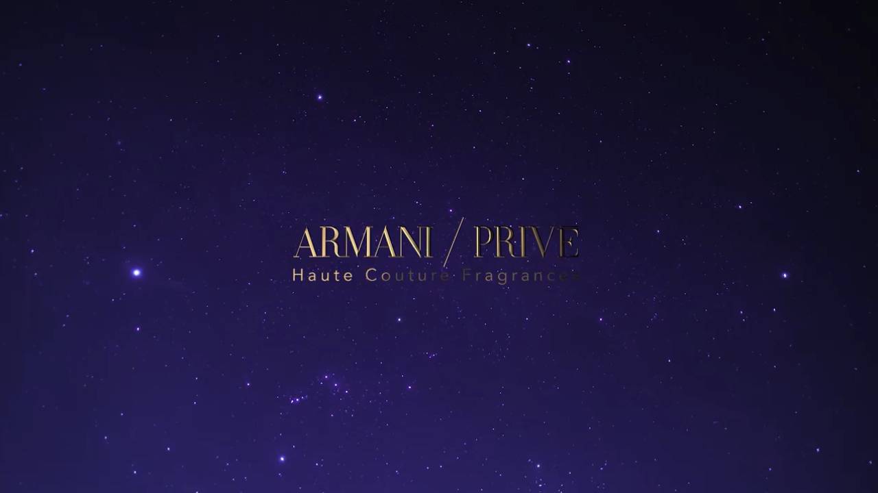 Logo van Armani Privé voor haute couture geur, tegen een achtergrond van sterren in een nachtelijke hemel.
