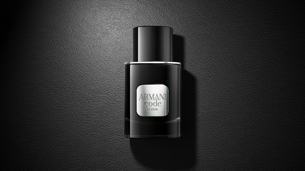 Een zwart flesje Armani Code Elixir parfum rust elegant op een bijpassend zwart oppervlak en creëert een geraffineerde monochrome look.